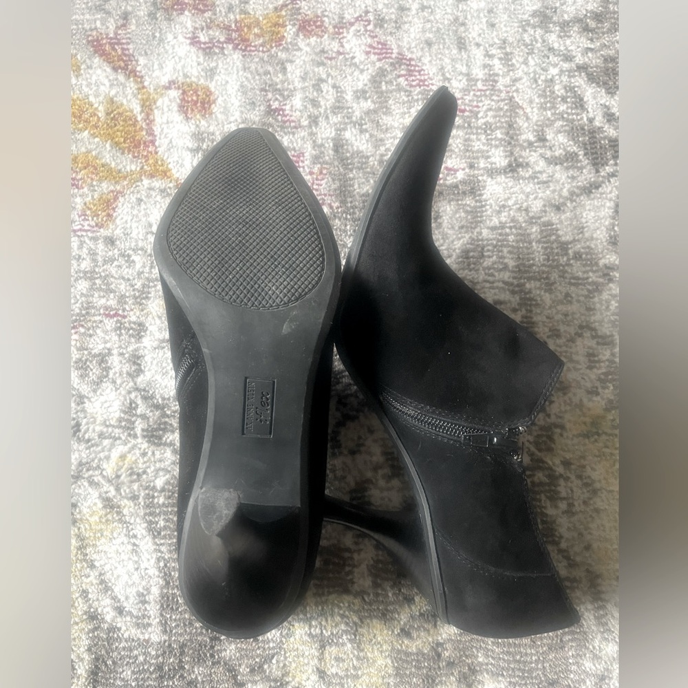 Gorgeous Women’s suede ankle boot. Anne Klein. iflex sole.